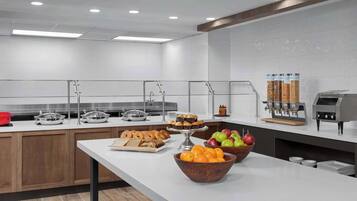 每日供應吃到飽早餐 (每人 USD16)