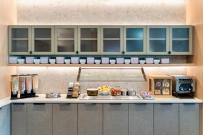 A kitchen with a countertop, cabinets, and a coffee machine. - Hyatt Place Sacramento Roseville (Roseville)