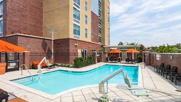 Ulkouima-allas, aurinkotuoleja