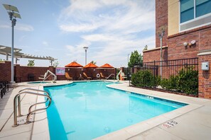 Outdoor pool, pool loungers - Hyatt Place Sacramento Roseville (Roseville)