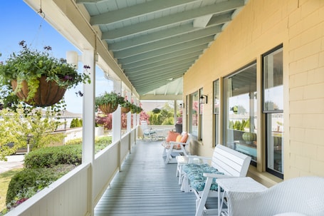 Exterior. The Colonial Inn