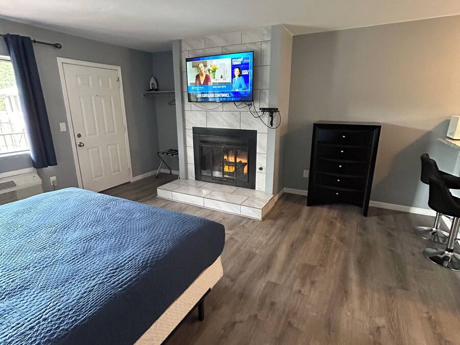 Deluxe-Zimmer, 1 King-Bett, Kochnische | Verdunkelungsvorhänge, Bügeleisen/Bügelbrett, Zustellbetten