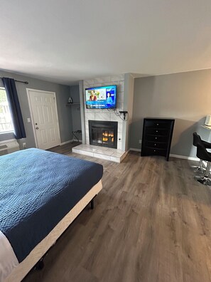 Deluxe Room, 1 King Bed, Kitchenette