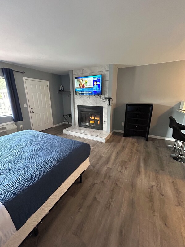 Deluxe Room, 1 King Bed, Kitchenette