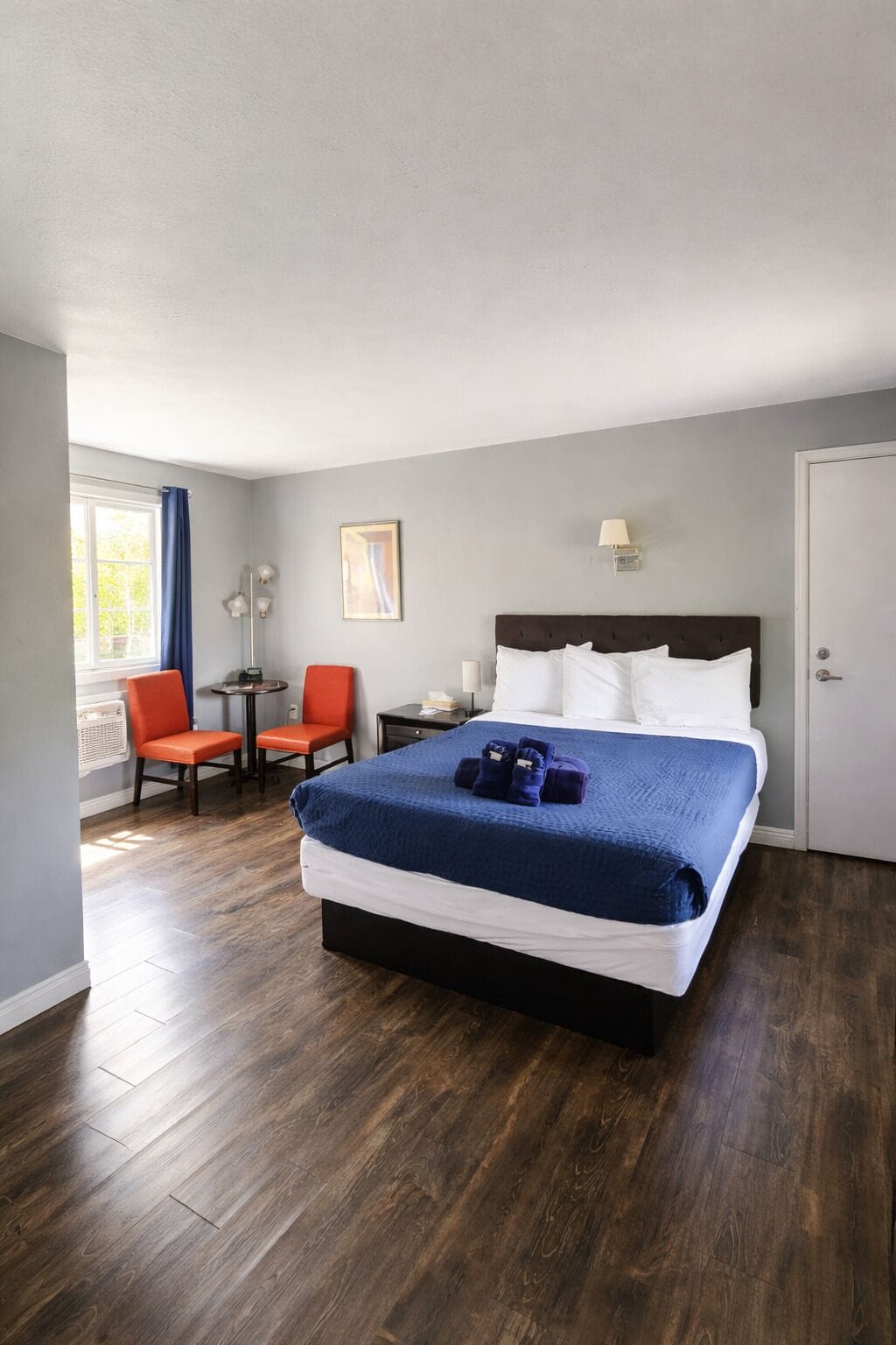 Chambre Économique, 1 grand lit | Rideaux occultants, fer et planche à repasser