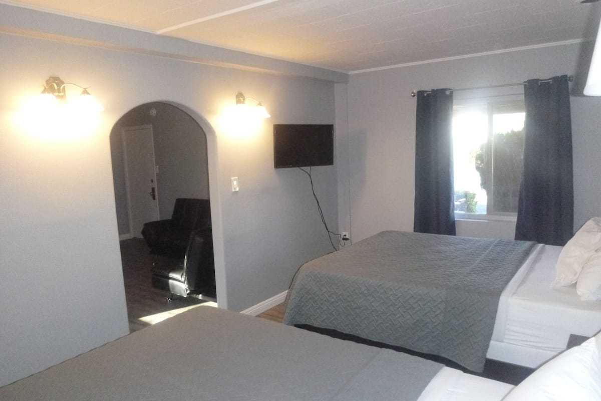 Deluxe Suite, 1 Bedroom | Blackout drapes, iron/ironing board, rollaway beds, free WiFi
