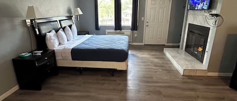 Habitación Deluxe, 1 cama King size, cocineta | Cortinas blackout, tabla de planchar con plancha y camas extra