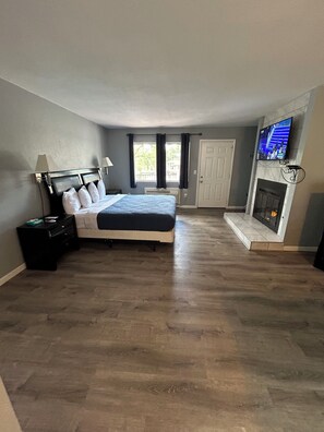 غرفة ديلوكس - سرير ملكي - بمطبخ مصغر | ستائر تعتيم ومكواة/لوح كي وأسرّة قابلة للطي وواي فاي مجانًا