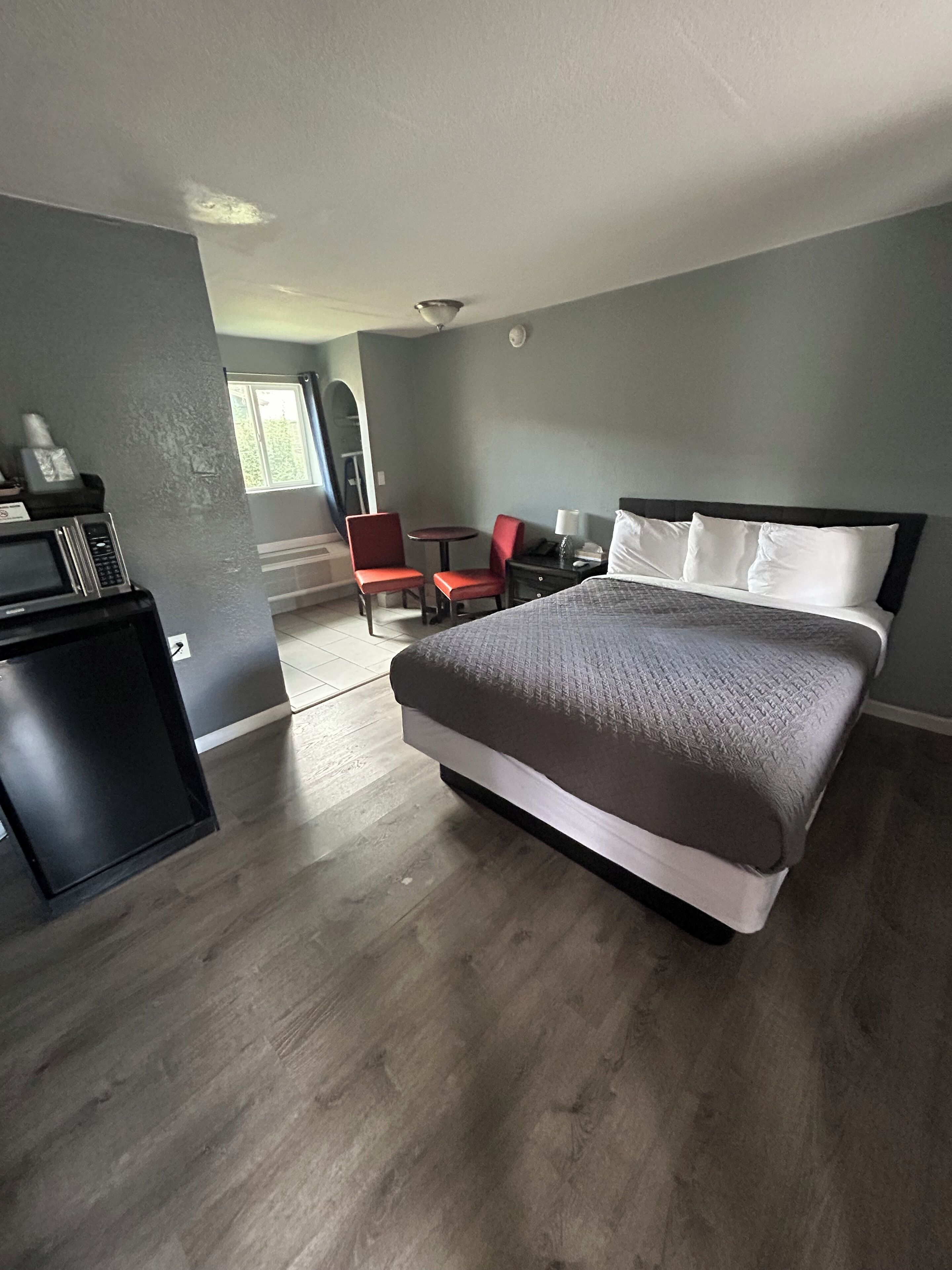 economy room, 1 queen bed | blackout curtains, iron/ironing board, rollaway beds, free wifi