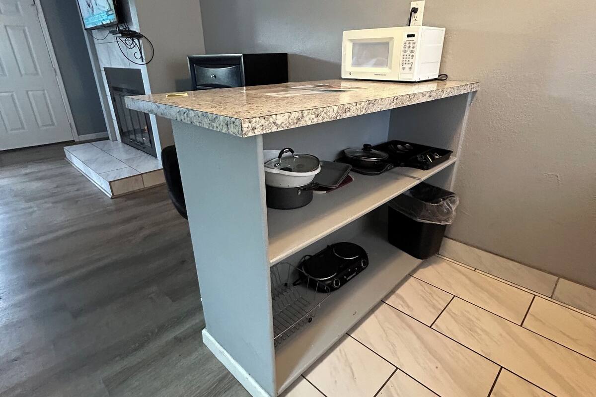 deluxe room, 1 king bed, kitchenette | private kitchen | fridge, microwave, coffee/tea maker, freezer