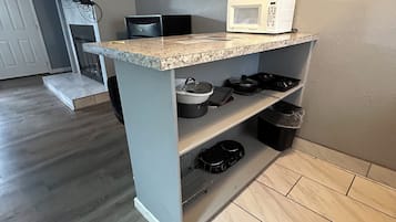 Refrigerador, microondas, cafetera/tetera, freezer