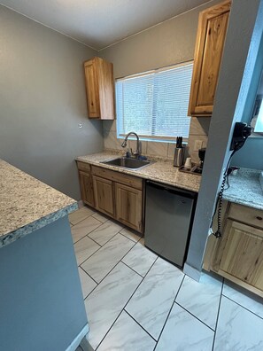 Deluxe Room, 2 Queen Beds, Kitchenette | Living area