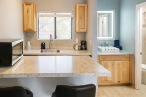 Deluxe Room, 2 Queen Beds, Kitchenette