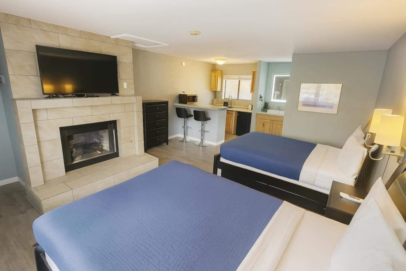 Cortinas blackout y tabla de planchar con plancha 