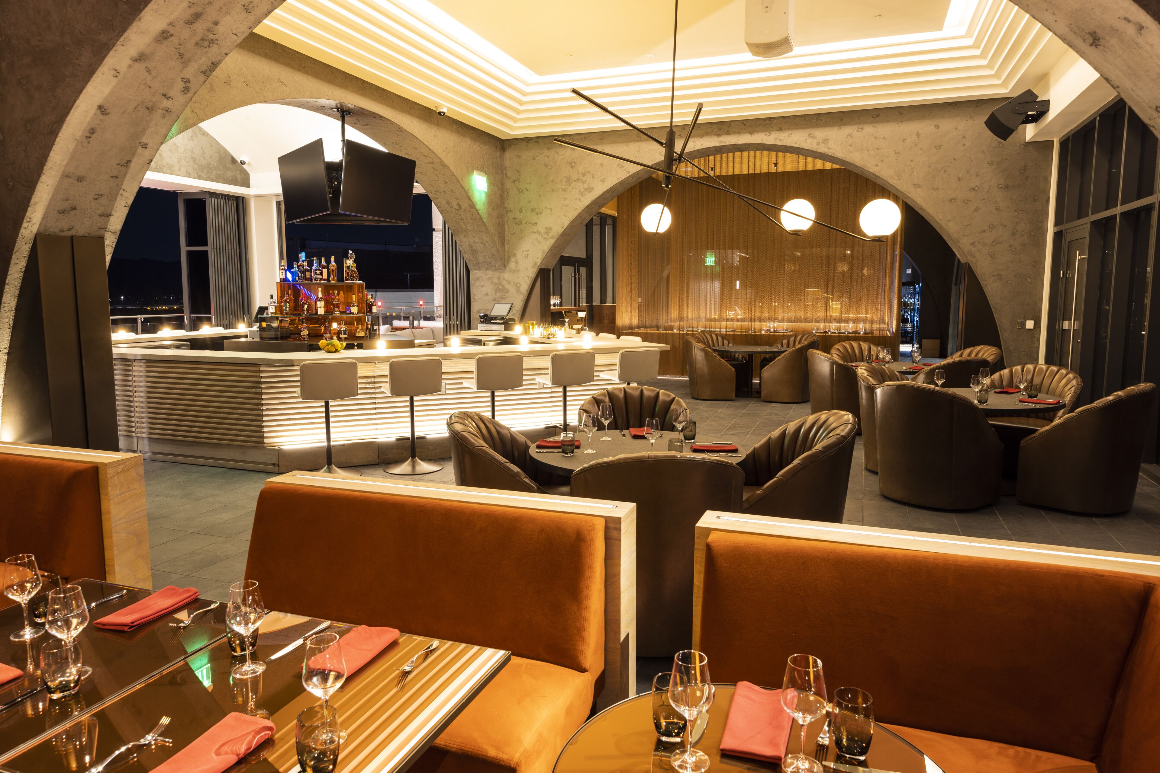 3 restaurants, breakfast served