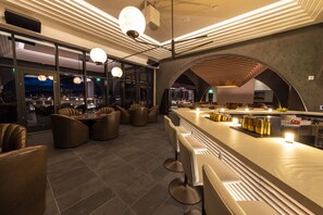 3 restaurants; breakfast, lunch, dinner, and brunch served
