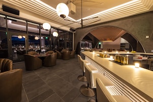 3 restaurants; breakfast, lunch, dinner, and brunch served