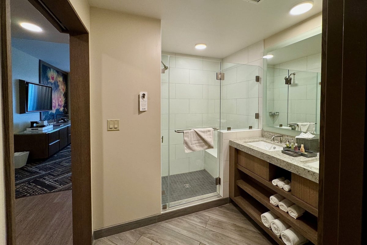 Zimmer | Badezimmer | Kostenlose Toilettenartikel, Haartrockner, Handtücher