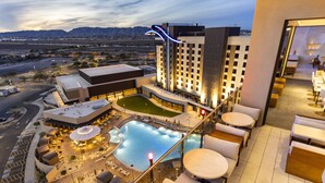 Un hôtel doté d’une piscine sur le toit, d’un espace extérieur aménagé et offrant une vue sur le paysage environnant.