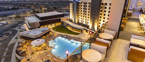 3 restaurants, breakfast served