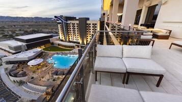 3 restaurants, breakfast served