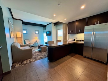 South Corner Suite, 1 King Bed with Sofa Bed | Living area at Gila River Resorts & Casinos – Wild Horse Pass