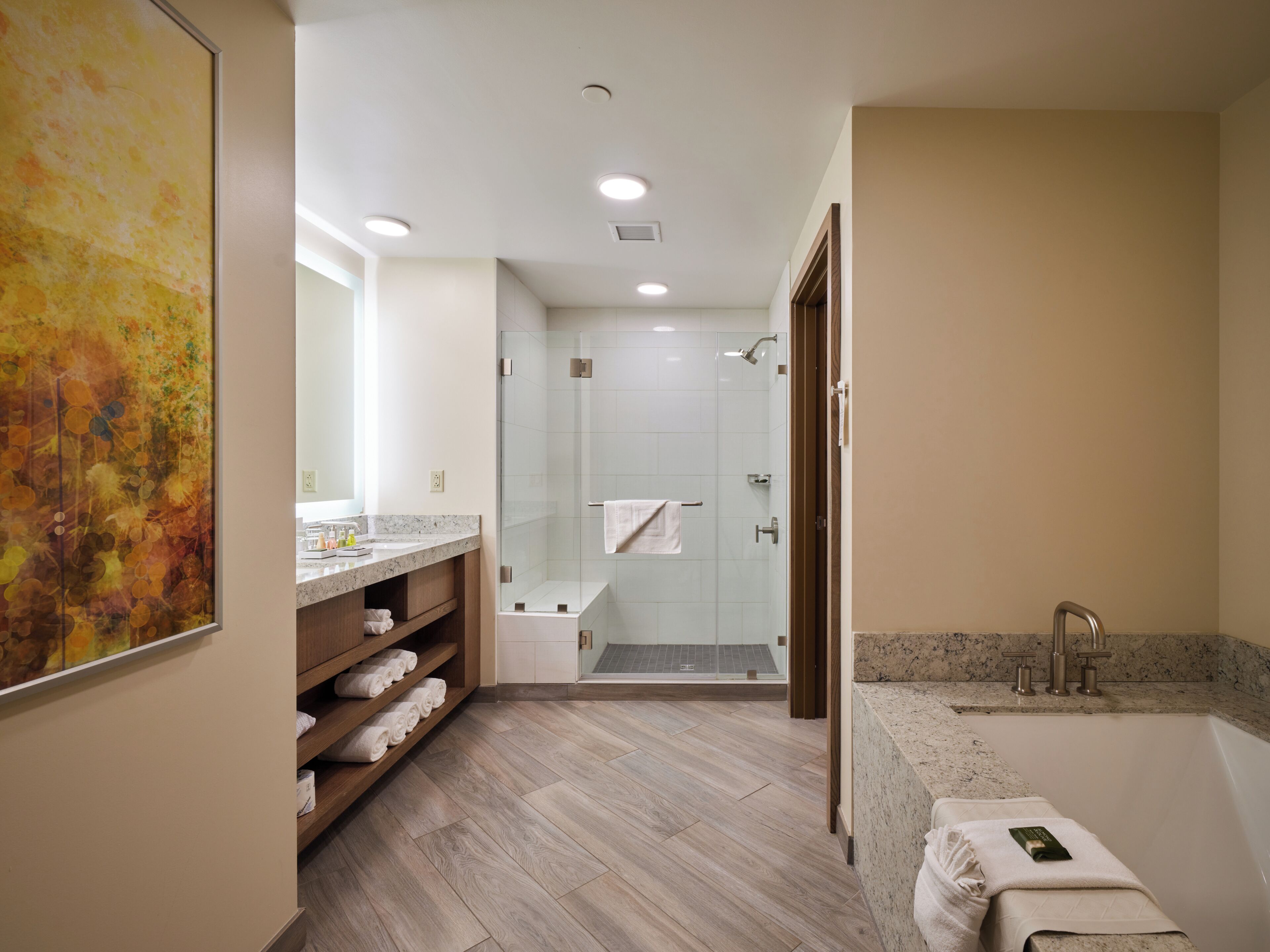 Une salle de bain moderne équipée d’une douche, d’un lavabo et d’une baignoire.