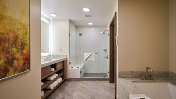 Une salle de bain moderne équipée d’une douche, d’un lavabo et d’une baignoire.