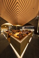 3 restaurantes, se sirve desayuno 