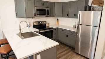 Suite Premium, 2 habitaciones, cocina | Cocina privada | Frigorífico, microondas, cafetera o tetera y tostadora