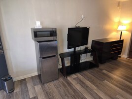 Escritorio, tabla de planchar con plancha, wifi gratis y ropa de cama 