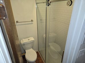 Deluxe-Doppelzimmer zur Einzelnutzung | Badezimmer | Duschwanne, kostenlose Toilettenartikel, Haartrockner, Handtücher