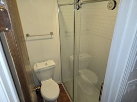 Quarto casal luxo de uso individual | Banheiro | Chuveiro/banheira combinados, produtos de toalete grátis