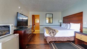 Escritorio, tabla de planchar con plancha, wifi gratis y ropa de cama