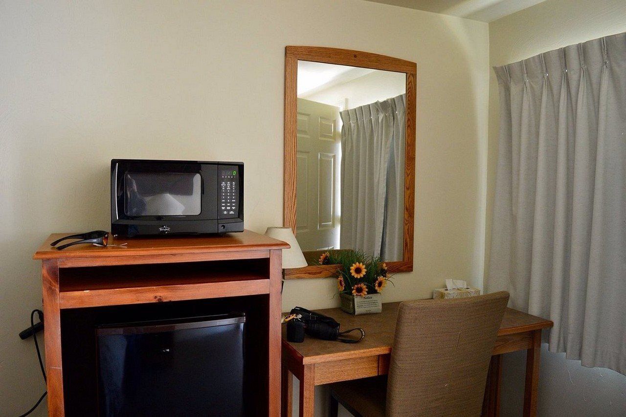 Desk, cribs (surcharge), WiFi (free)