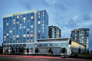 Een modern Westin Wall Centre hotel met een glazen gevel, meerdere verdiepingen en een opvallende ingang.