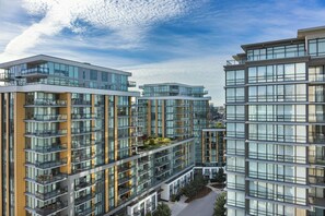 Een modern hoog gebouw met meerdere balkons en grote ramen.