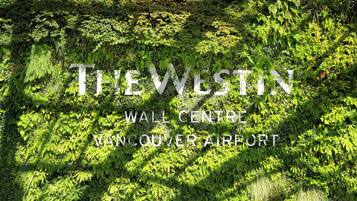 Una pared verde exuberante con el texto "THE WESTIN WALL CENTRE VANCOUVER AIRPORT".
