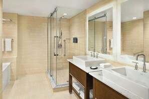 Suite, 1 habitación, en esquina | Baño | Bañera y ducha independientes y bañera profunda