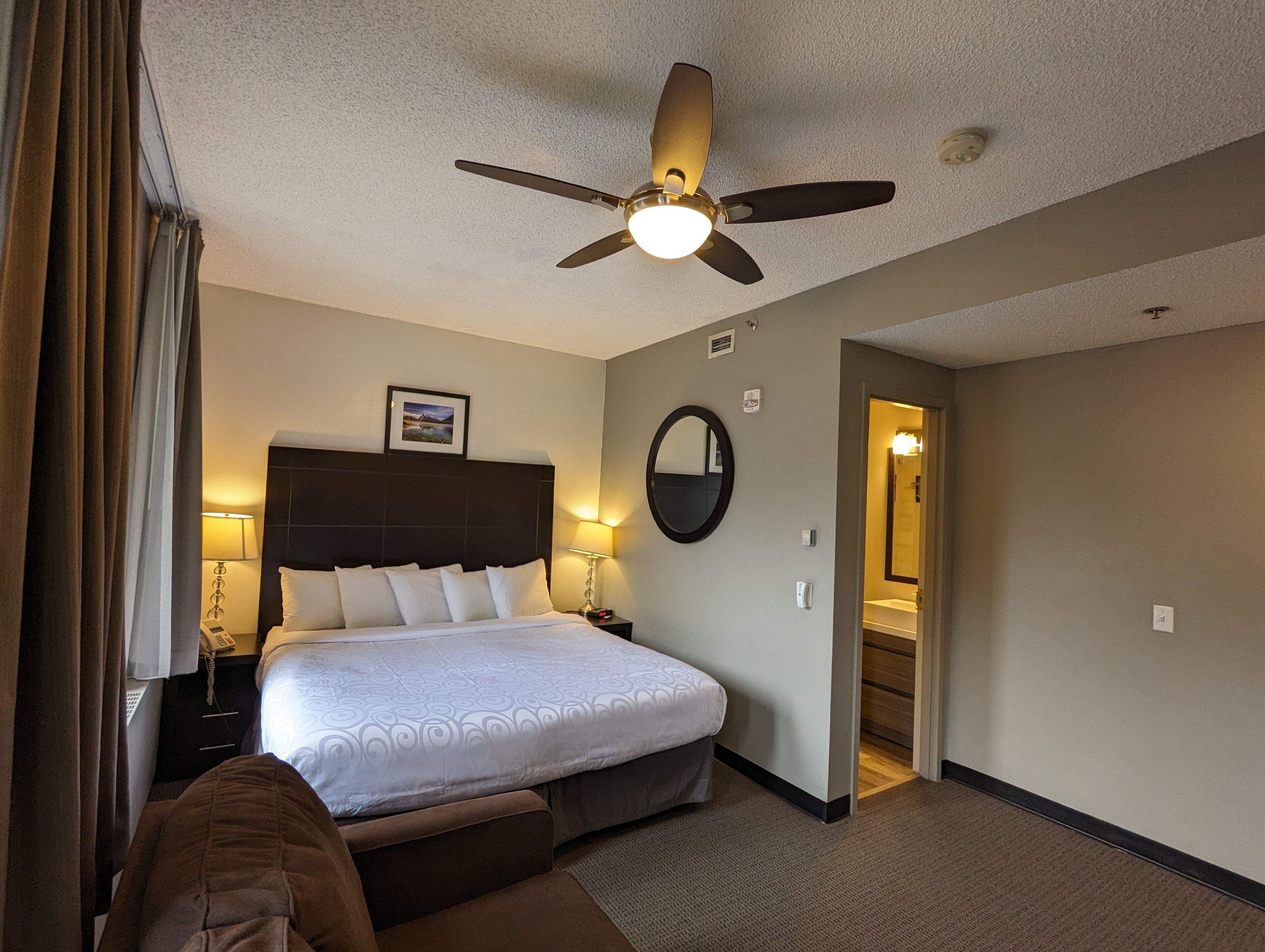 Escritorio, cortinas blackout, wifi gratis y ropa de cama 