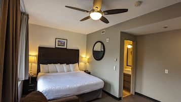 Escritorio, cortinas blackout, wifi gratis y ropa de cama