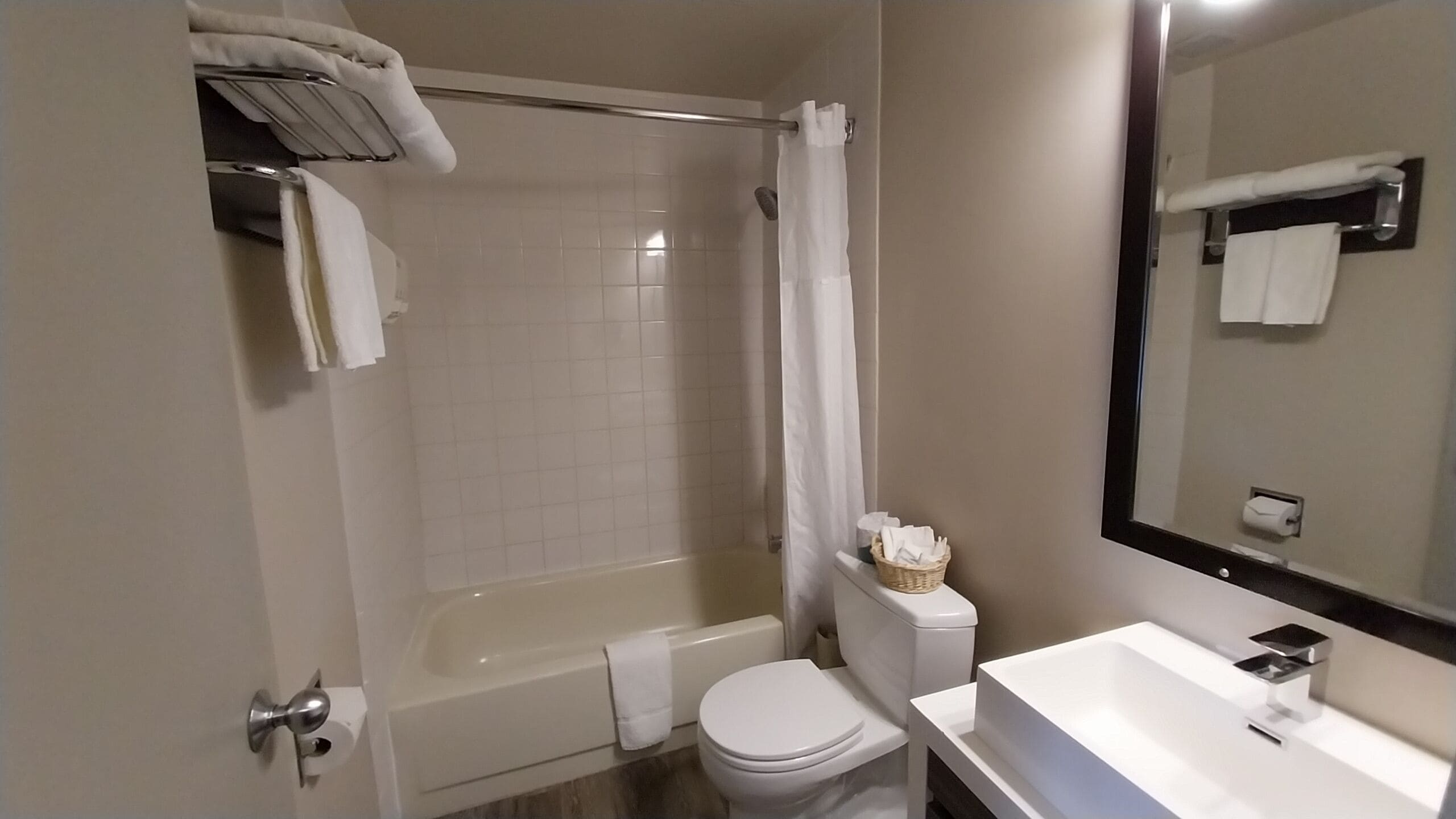 Een badkamer met een bad, toilet en wastafel.