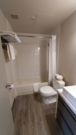 Standard-Doppelzimmer | Badezimmer | Duschwanne, kostenlose Toilettenartikel, Haartrockner, Handtücher
