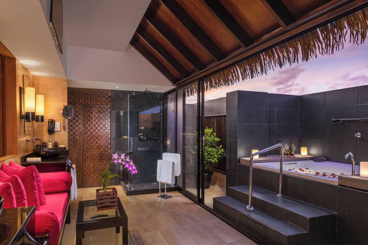 Villa – honeymoon, massasjebadekar (Private Pool) | Minibar (inkludert), safe på rommet, skrivebord og strykejern/-brett