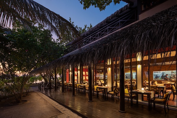 3 restaurants, breakfast, lunch, dinner served; seafood