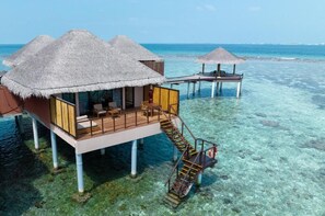 Villa, bain à remous, sur l'eau