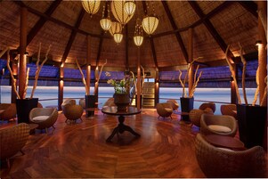 2 bares/lounges, bar na praia