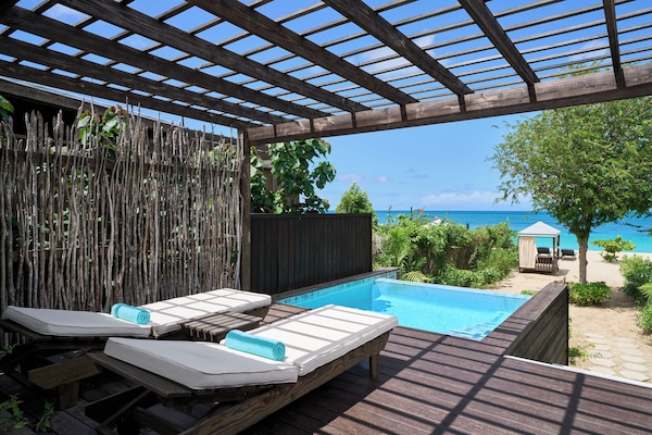 Premium Beachfront Sanctuary Pool Cottage | Premium bedding, pillowtop beds, free minibar, in-room safe