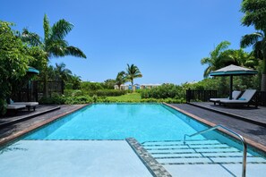 حمّام سباحة خارجي، مظلات على حمّام السباحة، مقاعد للتشمس