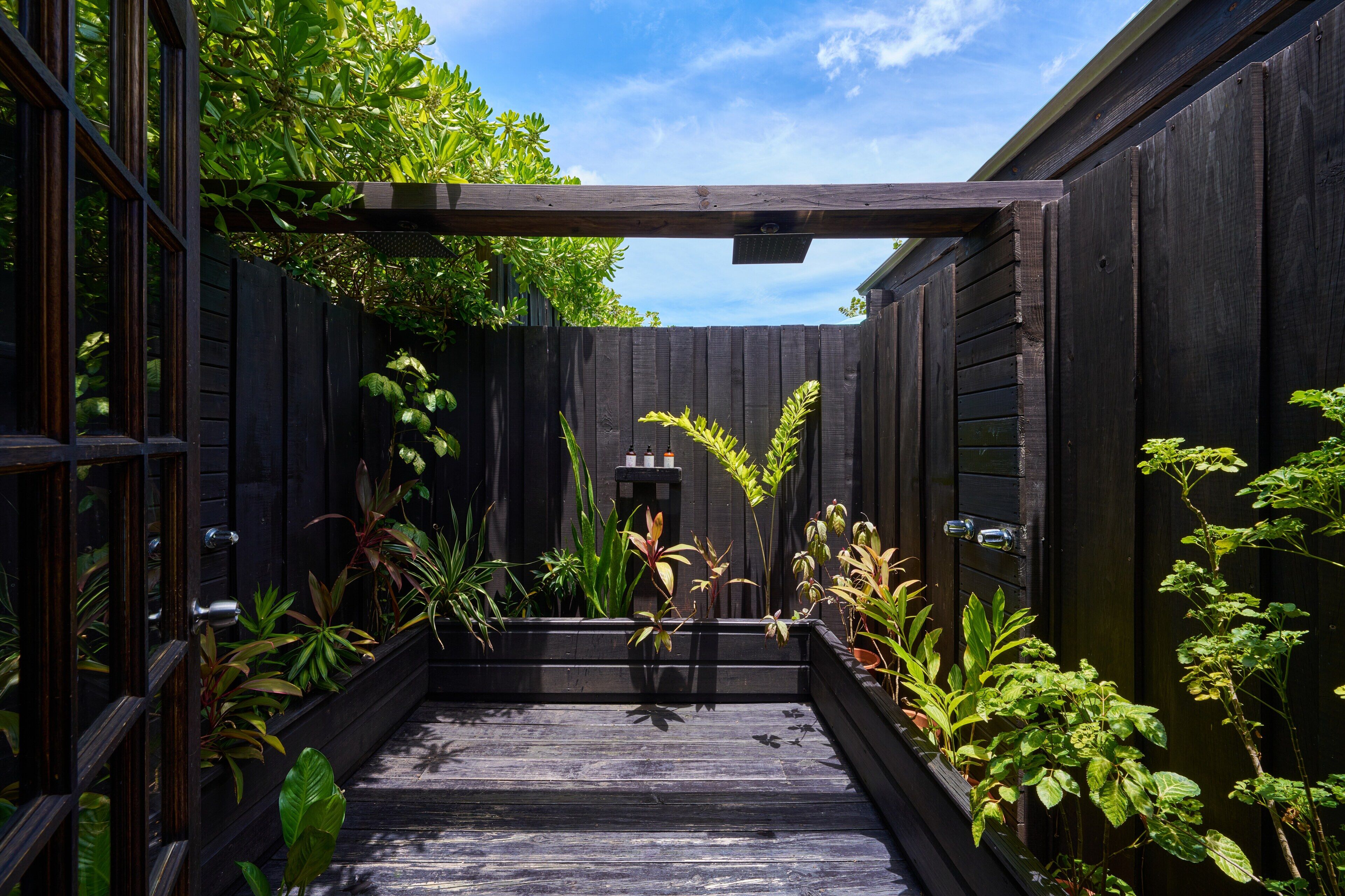 Beachfront Sanctuary Pool Cottage | Badrum | Dusch, regndusch, gratis toalettartiklar och hårtork